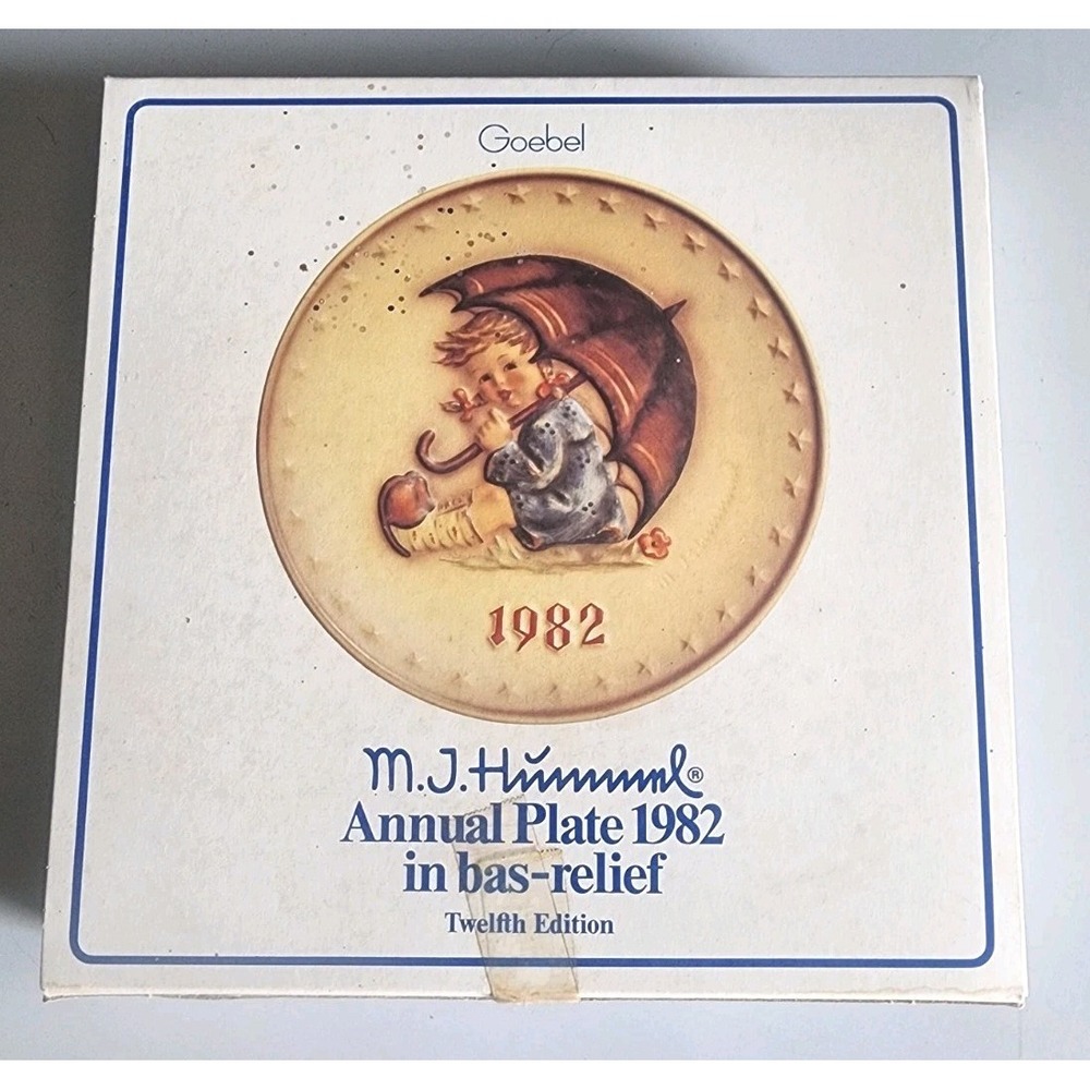 Goebel M.J. Hummel 1982 12th Annual Plate in Bas-Relief "Umbrella Girl" in Box